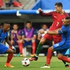 Hậu vệ Patrice Evra (trái) và tiền đạo Dimitri Payet (trái) của Pháp truy cản quyết liệt tiền đạo Bồ Đào Nha Cristiano Ronaldo. (Nguồn: AFP/TTXVN)