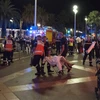 Chuyển người bị thương tại hiện trường vụ tấn công ở Nice ngày 14/7. (Nguồn: EPA/TTXVN)