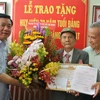 TP.HCM: Trao huy hiệu 70 năm tuổi Đảng tặng ông Đặng Văn Hạt