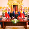 Thủ tướng Nguyễn Xuân Phúc và Thủ tướng nước Cộng hòa Slovakia Robert Fico chứng kiến lễ ký bản ghi nhớ hợp tác giữa Tập đoàn FPT và Công ty Gratex International Slovakia (GTI). (Ảnh: Thống Nhất/TTXVN) 