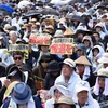 Người dân Nhật Bản tham gia biểu tình tại Okinawa ngày 19/6. (Nguồn: AFP/TTXVN)