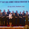 Phó Thủ tướng, Bộ trưởng Ngoại giao Phạm Bình Minh (thứ tư, từ phải sang, hàng đầu) chụp ảnh chung với Ngoại trưởng các nước ASEAN và Ngoại trưởng 10 nước đối tác tại hội nghị ở Vientiane. (Nguồn: AFP/TTXVN)