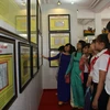 Khách tham quan triển lãm bản đồ và trưng bày tư liệu 'Hoàng Sa, Trường Sa của Việt Nam - Những bằng chứng lịch sử và pháp lý.' (Nguồn: TTXVN)