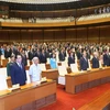 Các vị lãnh đạo, nguyên lãnh đạo Đảng và Nhà nước cùng các đại biểu thực hiện nghi lễ chào cờ bế mạc kỳ họp. (Ảnh: Nhan Sáng/TTXVN)