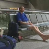 Người đàn ông si tình đợi bạn gái 10 ngày ở sân bay...(Nguồn: CCTV News)