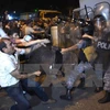 Đụng độ giữa cảnh sát và người biểu tình bên ngoài đồn cảnh sát ở Yerevan ngày 20/7. (Nguồn: EPA/TTXVN)