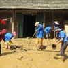 Lực lượng đoàn viên thanh niên Lào Cai giúp dân dọn dẹp nhà cửa. (Ảnh: Hương Thu/TTXVN) 