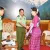 Cố vấn Nhà nước Aung San Suu Kyi gặp Tổng Tư lệnh quân đội, Thống tướng Min Aung Hlaing tại tư dinh của Tổng thống Myanmar. (Nguồn: mmtimes)