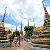Khách du lịch thăm một ngôi đền ở thủ đô Bangkok. (Nguồn: THX/TTXVN)
