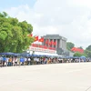 Nhân dân vào Lăng viếng Bác. (Nguồn: Vietnam+)