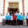 Đại sứ Nguyễn Thanh Sơn chụp ảnh với đoàn học sinh. (Ảnh: Dương Trí-Quang Vinh/Vietnam+)