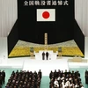 Nhật hoàng và Hoàng hậu dâng hoa tại bàn thờ tưởng niệm. (Nguồn: Kyodo)