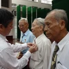 Trao Huy hiệu 55 năm tuổi Đảng cho các đảng viên lão thành. (Ảnh minh họa: Thanh Hòa/TTXVN)