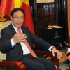 Phó Thủ tướng, Bộ trưởng Ngoại giao Phạm Bình Minh trả lời phỏng vấn các cơ quan thông tấn, báo chí và phát thanh, truyền hình Việt Nam. (Ảnh: Nguyễn Khang/TTXVN)
