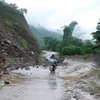 Một điểm sạt lở nghiêm trọng gần đầu cầu Tạ Khoa, huyện Bắc Yên, tỉnh Sơn La. (Ảnh: Viết Tôn/TTXVN) 