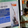 Truyền hình Hàn Quốc đưa tin về vụ thử tên lửa từ tàu ngầm của Triều Tiên. (Nguồn: Reuters)