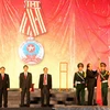 Thủ tướng Nguyễn Xuân Phúc trao Huân chương Độc lập hạng Ba cho thành phố Tam Kỳ. (Ảnh: Thống Nhất/TTXVN)