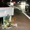 Đặt hoa tại hiện trường vụ tai nạn. (Nguồn: Reuters)