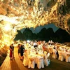 Khung cảnh một bữa tiệc sinh nhật được tổ chức trong hang động của Vịnh Hạ Long. (Nguồn: Mạng xã hội)