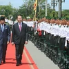 Chủ tịch nước Trần Đại Quang và Quốc vương Haji Hassanal Bolkiah Mu’izzaddin Waddaulah duyệt đội danh dự Quân đội Hoàng gia Brunei. (Ảnh: Nhan Sáng/TTXVN)