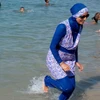 Một phụ nữ mặc trang phục burkini tại bãi biển ở Pháp. (Nguồn: Reuters)