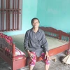 Bà Toàn bên chiếc giường từng bị thu năm 2006. (Ảnh: Trịnh Duy Hưng/Vietnam+)