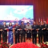 Các quan chức tham dự lễ khai mạc chụp ảnh chung cùng Thủ tướng Lào Thongloun Sisoulith. (Ảnh: Phạm Kiên/​TTXVN)