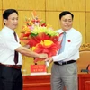 Chủ tịch Hội đồng Nhân dân tỉnh Lạng Sơn Hoàng Văn Nghiệm tặng hoa chức mừng ông Hồ Tiến Thiệu. (Ảnh: Thái Thuần/TTXVN)