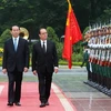Chủ tịch nước Trần Đại Quang và Tổng thống Pháp Francois Hollande duyệt Đội danh dự Quân đội nhân dân Việt Nam tại Lễ đón. (Ảnh: Nhan Sáng/TTXVN)