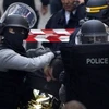 Cảnh sát Pháp bắt giữ 1 kẻ khủng bố trong một cuộc đột kích. (Nguồn: AP)