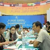 Doanh nghiệp Việt Nam giới thiệu sản phẩm với đối tác Trung Quốc tại hội chợ năm 2015. (Ảnh: Thanh Tùng/TTXVN)