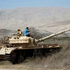 Một người ngồi trên xe tăng ở khu vực Cao nguyên Golan. (Nguồn: Reuters)