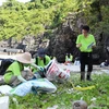 Các nhóm tình nguyện viên chung tay dọn rác tại một số đảo trong Vịnh Hạ Long. (Nguồn: Vietnam+)