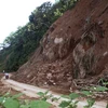 Điểm sạt lở với khối lượng đất đá lớn trên tuyến đường Châu Kim-Nậm Giải, huyện Quế Phong, tỉnh Nghệ An đã cơ bản thông tuyến, ôtô có thể đi qua. (Ảnh: Thanh Tùng/TTXVN)