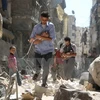 Chuyển các em nhỏ Syria ra khỏi một tòa nhà bị sập sau vụ không kích nhằm vào khu vực Salihin ở thành phố Aleppo, miền Bắc Syria ngày 11/9. (Nguồn: AFP/TTXVN)