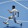 Cầu thủ Vũ Xuân Du của Việt Nam kiểm soát bóng trong trận đấu. (Nguồn: EPA/TTXVN)
