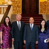 Thủ tướng Nguyễn Xuân Phúc với ông Shin Young-Soo và các đại biểu. (Ảnh: Thống Nhất/TTXVN) 