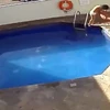 Gã đàn ông ném cô bé 3 tuổi xuống nước dù cô bé không biết bơi. (Nguồn: CEN) 