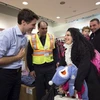 Thủ tướng Canada Justin Trudeau chào đón một gia đình người nhập cư Syria khi họ đến sân bay hồi tháng 11/2015. (Nguồn: Global News)
