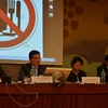 Diễn giả chính, Trợ lý Bộ trưởng Ngoại giao Dương Chí Dũng (thứ hai từ trái) phát biểu tại tọa đàm. (Ảnh: Hoàng Hoa/TTXVN) 