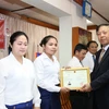 Công sứ Hoàng Xuân Hải đang trao Bằng chứng nhận cho 6 học viên xuất sắc của lớp họp tiếng Việt nâng cao khóa 1. (Ảnh: Phạm Kiên/Vietnam+)
