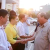 Cán bộ và nhân dân phường Noong Bua đón Thủ tướng Nguyễn Xuân Phúc. (Ảnh: Thống Nhất/TTXVN)