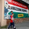 Tấm poster về cuộc trưng cầu dân ý ở Hungary. (Nguồn: Reuters)