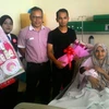 Hai mẹ con Nur Haslina Abdul Halim và những người thân ở trong bệnh viện Halim Abdul Sultan. (Nguồn: Nst.com.my)