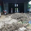 Các hộ dân ở xã Cốc San, huyện Bát Xát, Lào Cai thu dọn bùn do lũ quét. (Ảnh: Trần Việt/TTXVN)