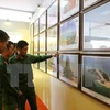 Khách tham quan một trưng bày về Hoàng Sa, Trường Sa của Việt Nam. (Ảnh: Trần Lê Lâm/TTXVN)