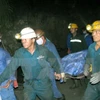 Lực lượng cứu hộ đưa thi thể thợ lò ra khỏi lò trong một vụ bục nước lò. (Ảnh: Nguyễn Đán/TTXVN)