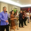 Cán bộ nhân viên Đại sứ quán hai nước tham gia tiết mục múa Lào. (Ảnh: Hoàng Nhương/Vietnam+)
