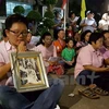 Người dân Thái Lan cầu nguyện cho Nhà Vua. (Ảnh: Sơn Nam/Vietnam+)