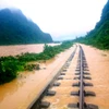 Đoạn đường sắt bị sạt lở nghiêm trọng do lũ lụt ở Khu gian Ngọc Lâm-Lạc Sơn. (Ảnh: Xuân Trường/TTXVN)